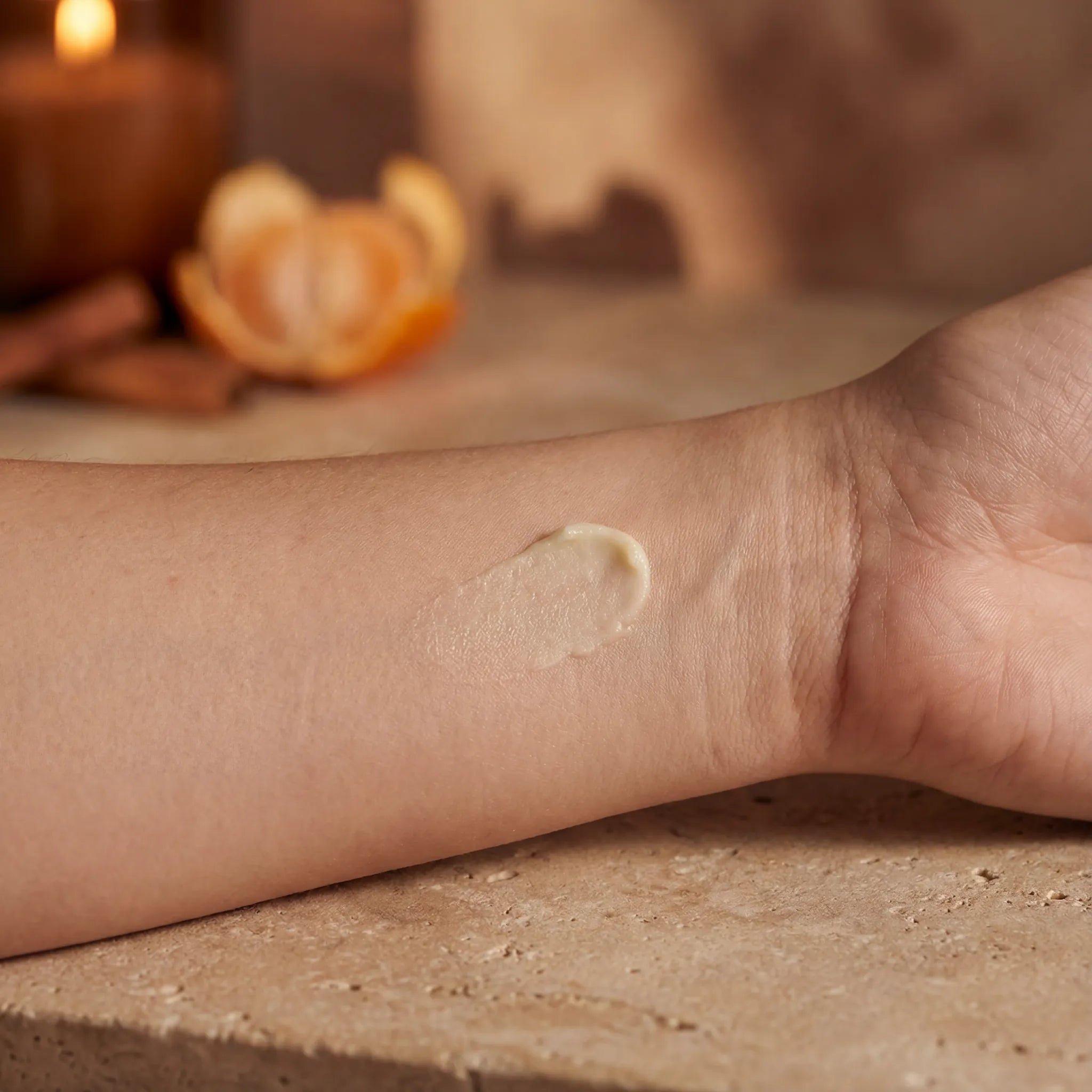 Anwendung von Mandarine Spice – natürlicher Tallow-Hautbalsam wird auf trockene Haut am Unterarm aufgetragen