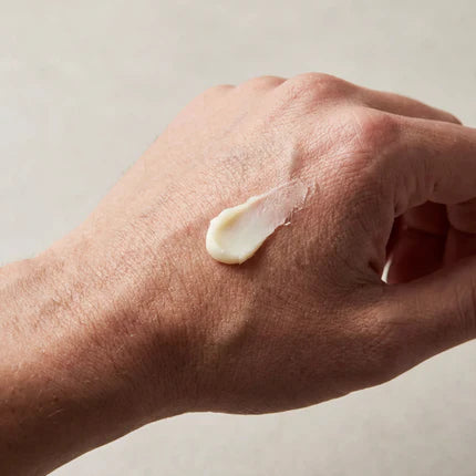 Anwendung von Pure – natürlicher Tallow-Hautbalsam auf trockener Haut am Handrücken
